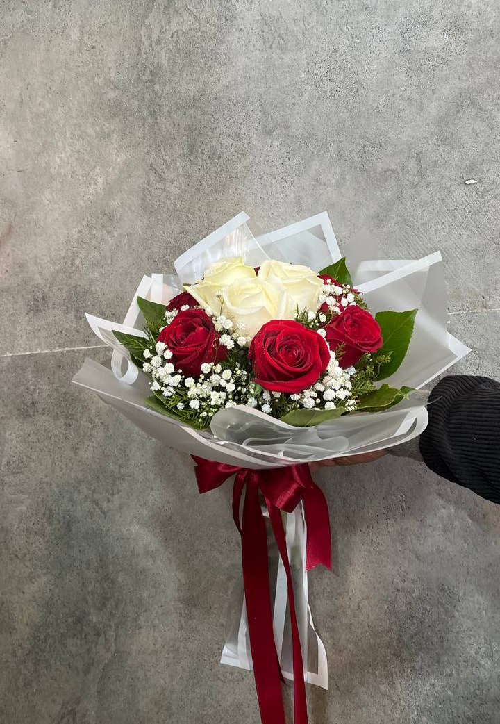 دسته گل طبیعی۹شاخه گل  رز (کد۱۰۰۴)